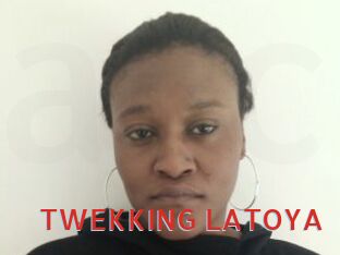 TWEKKING_LATOYA